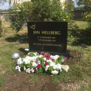Installed Peaceyard® customer headstone, model Alice. Material color Deep Night Sky with a classic design in gold print Picture of Installed customer headstone, Deep Night Sky Peaceyard® Alice