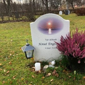 Installed Peaceyard® customer headstone, model Cora. Material color Glacier White with feathered image print Picture of Installed customer headstone, Glacier White Peaceyard® Cora