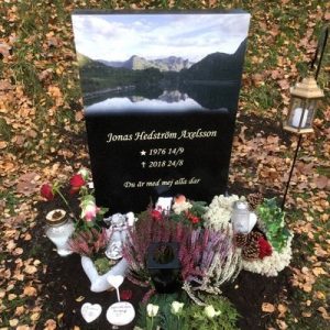 Installed Peaceyard® customer headstone, model Ada. Material color Deep Night Sky med utfallande bild Picture of Installed customer headstone, Deep Night Sky Peaceyard® Ada
