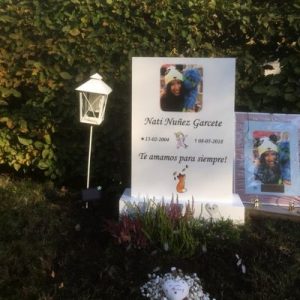 Installed Peaceyard® customer headstone, model Ada. Material color Glacier White with feathered edge image print and standard base option Picture of Installed customer headstone, Glacier White Peaceyard® Ada