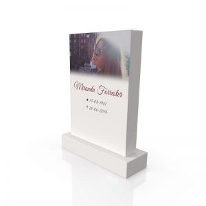 Inspirationsbild på Peaceyard® gravsten modell Ada i färgen Glacier White med standard sockel