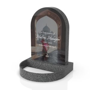 Inspirationsbild på Peaceyard® gravsten modell Eliza i färgen Midnight med standard sockel och rund blomlist