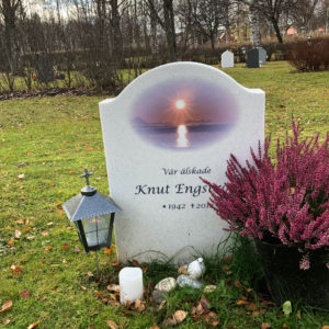 picture of installed peaceyard gravestone, model cora in everest color