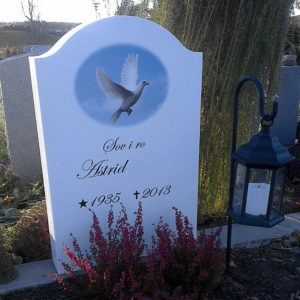 picture of installed peaceyard gravestone, model cora in glacier white color