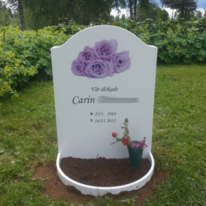 picture of installed peaceyard gravestone, model cora in glacier white color with round planter