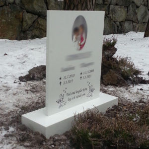 picture of installed gravestone from peaceyard, custom model ada in glacier white color with standard base