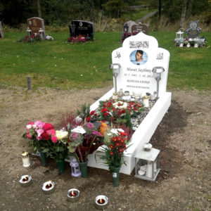 picture of installed peaceyard upright gravestone, model arwa in glacier white material with customer graphics