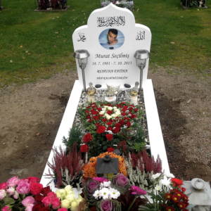 picture of installed peaceyard horizontal gravestone, model arwa in glacier white color with customer graphics