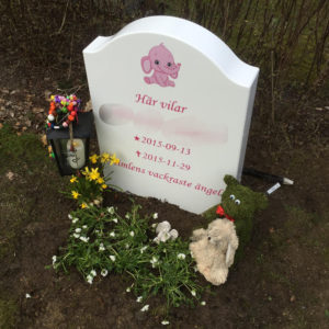 picture of installed peaceyard upright gravestone, model cora in glacier white color with customer graphics