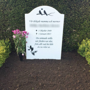 picture of installed peaceyard upright gravestone, model cora in glacier white material with customer graphics