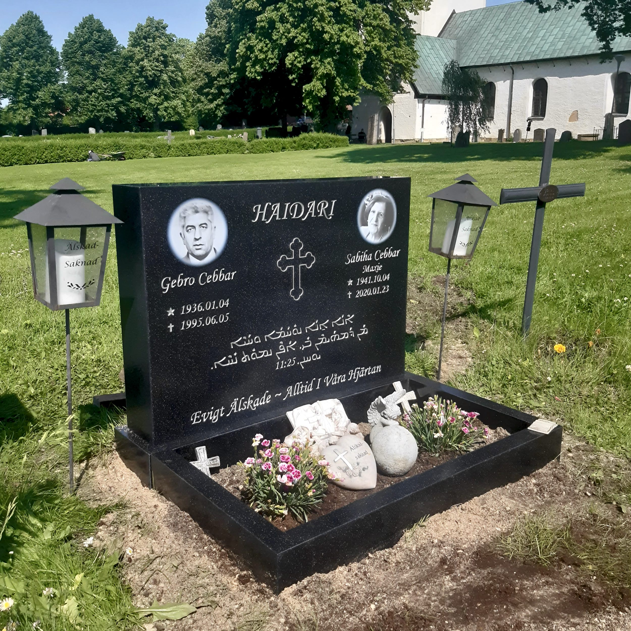 picture of installed peaceyard upright gravestone, Alice in night sky material with customer graphics