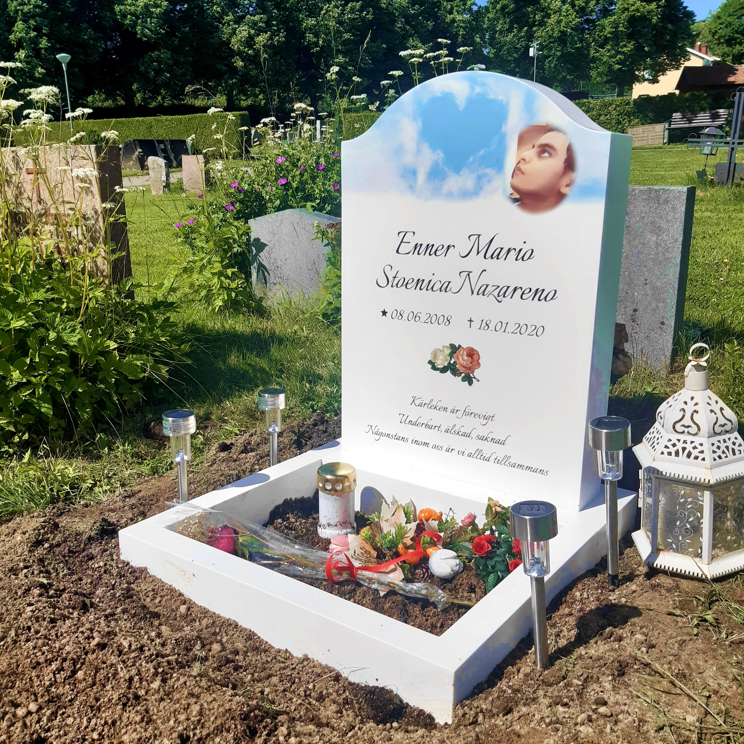picture of installed peaceyard upright gravestone, Cora in glacier white material with customer graphics