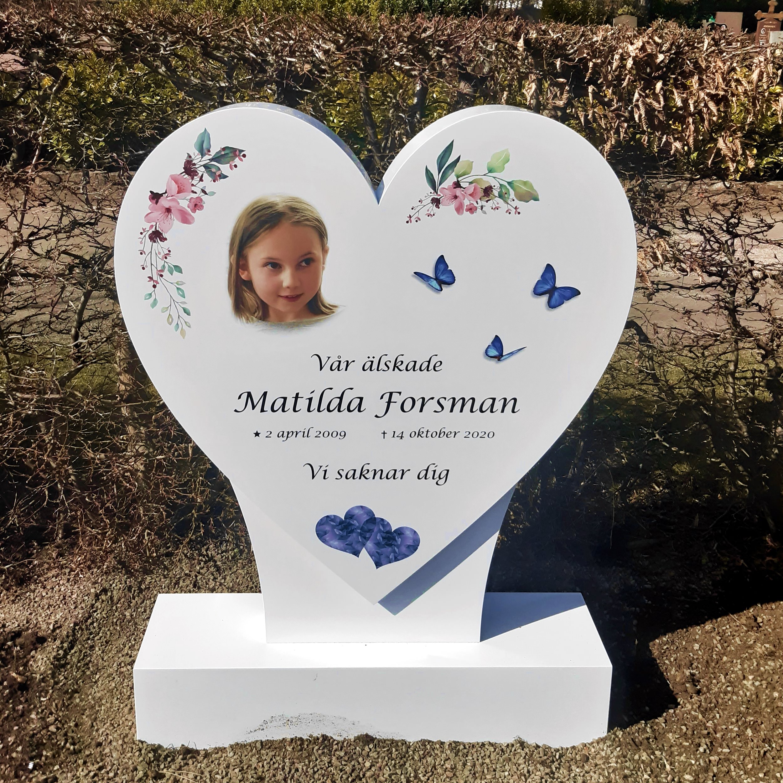 picture of installed peaceyard upright gravestone, model melody in glacier white material with customer graphics