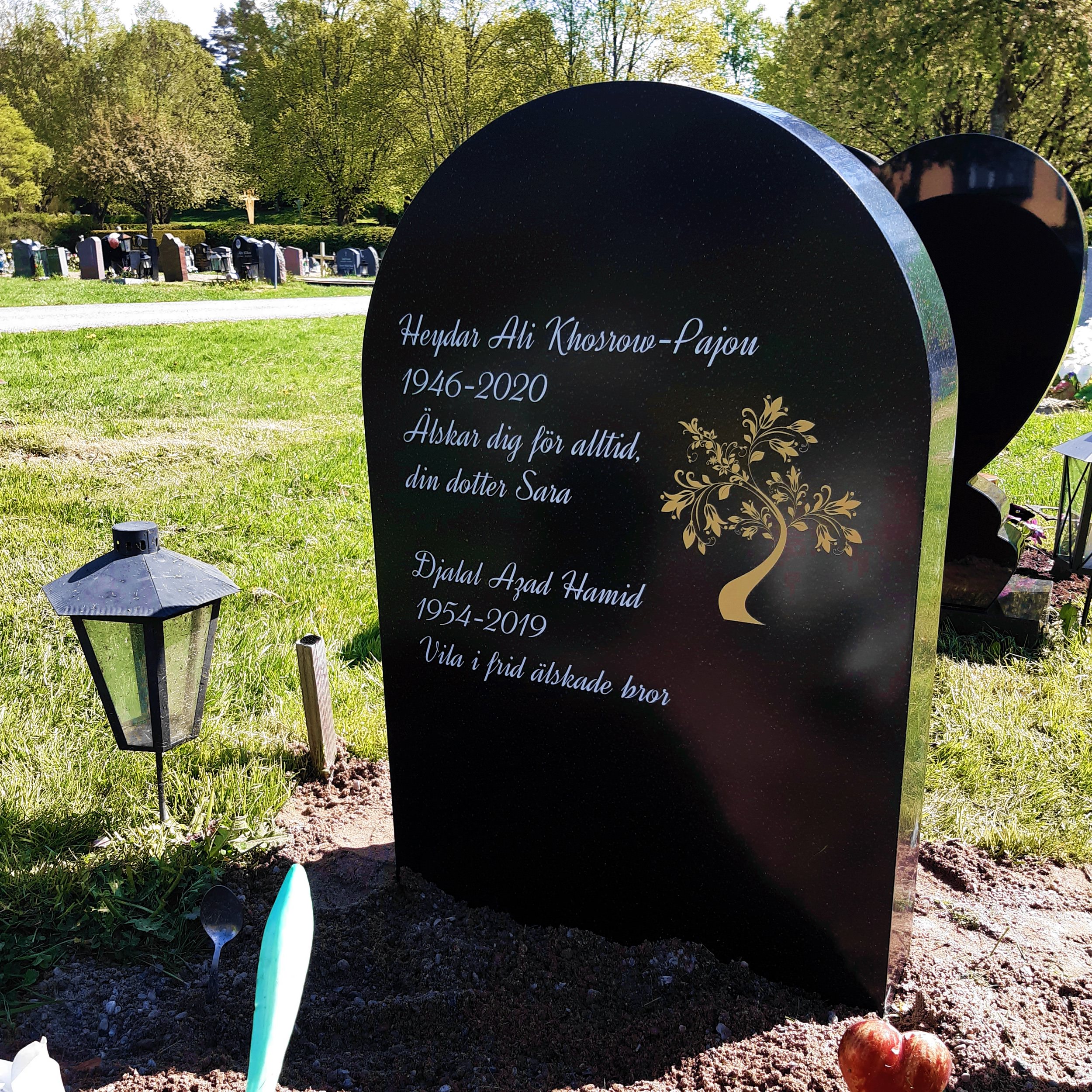picture of installed peaceyard upright gravestone, Eliza in night sky material with customer graphics