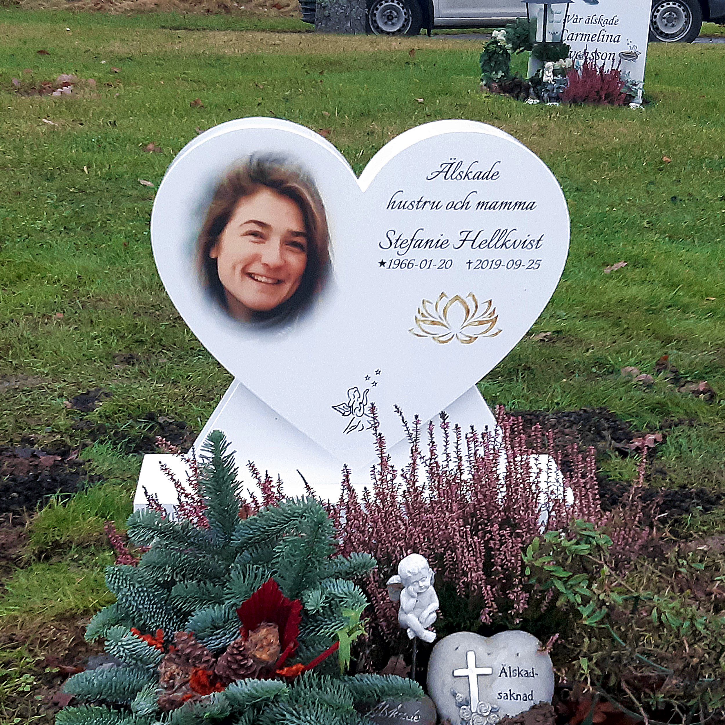 picture of installed peaceyard upright gravestone, model melody in glacier white material with customer graphics