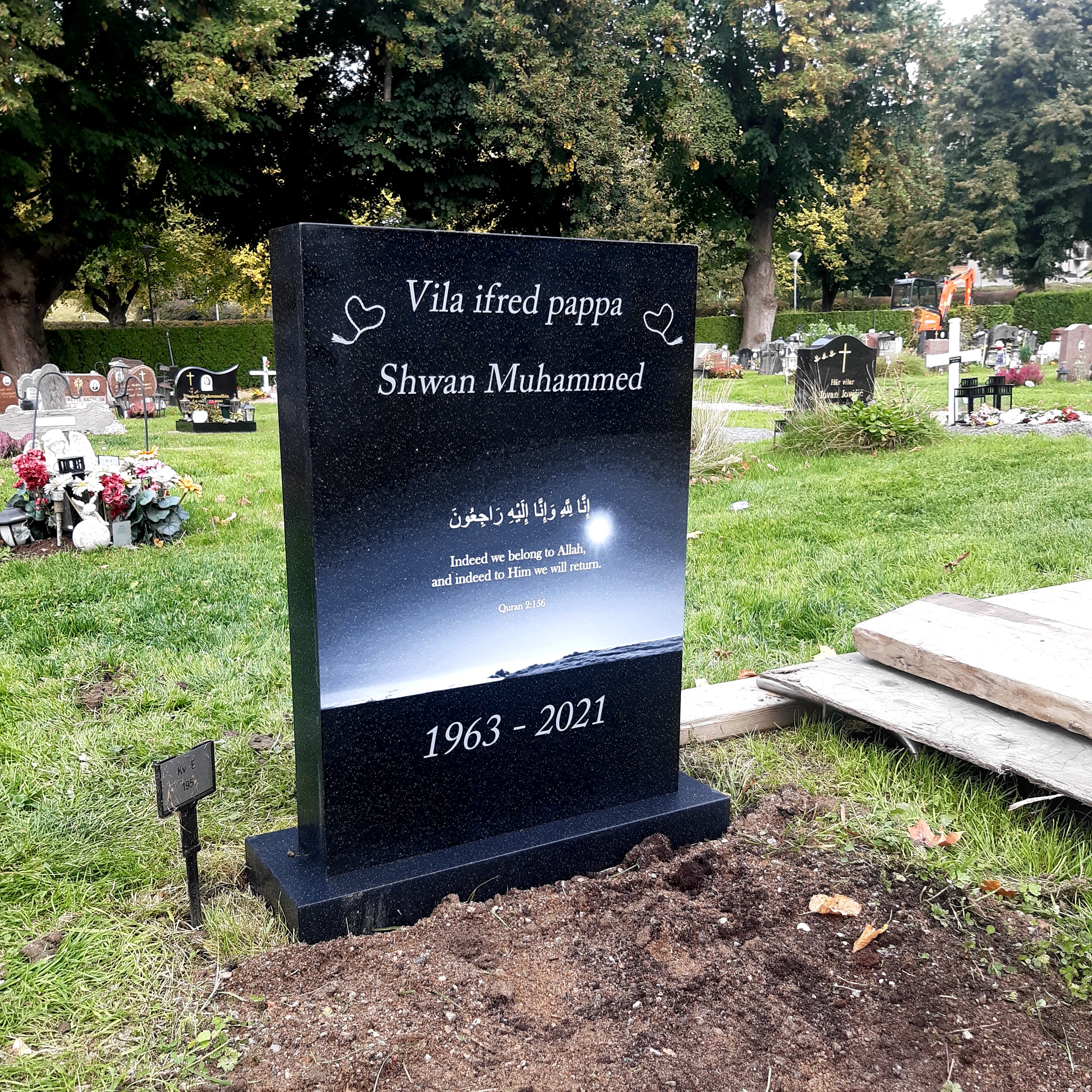 picture of installed peaceyard upright gravestone, Ada in Deep Night Sky material with customer graphics