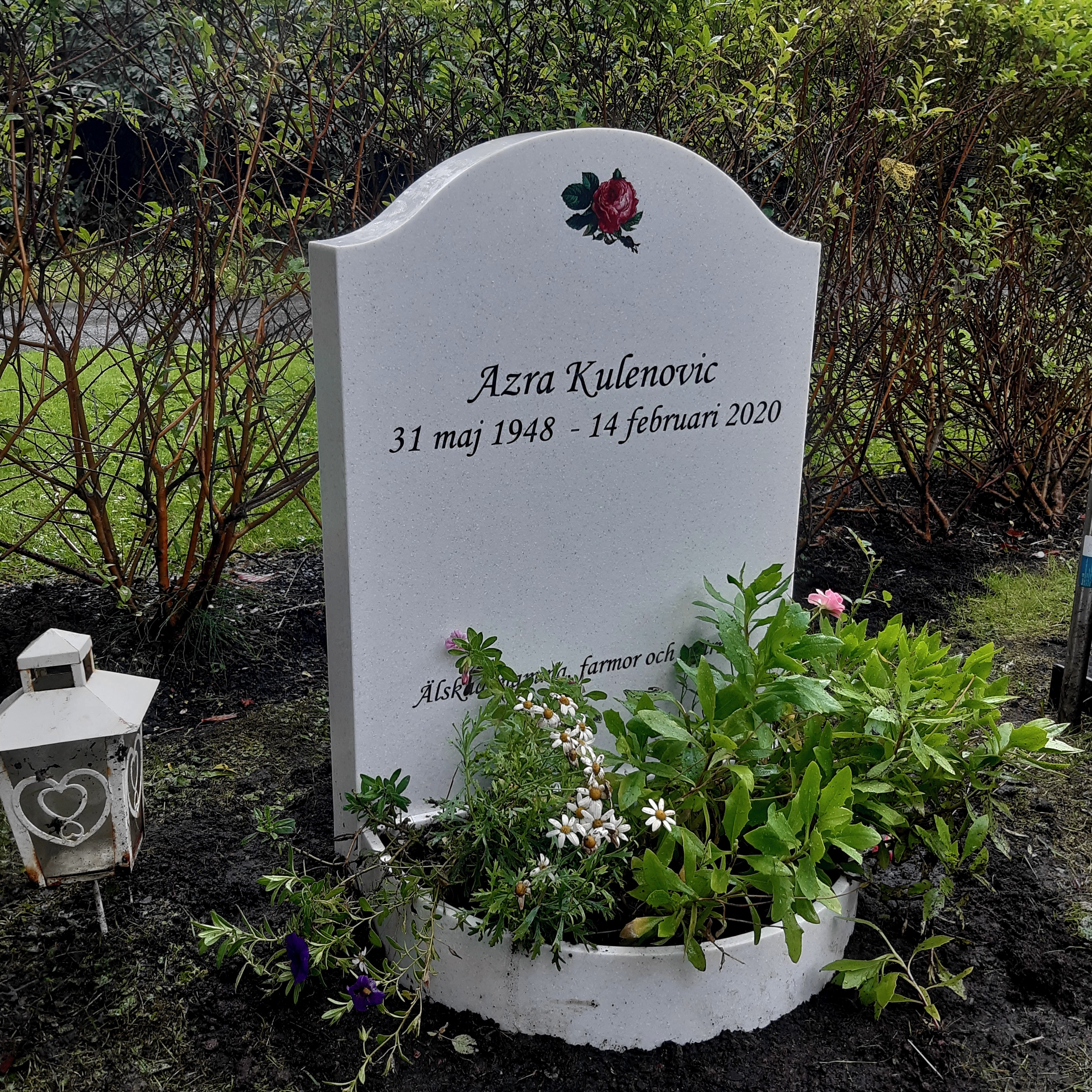 picture of installed peaceyard upright gravestone, Cora in Everest material with customer graphics