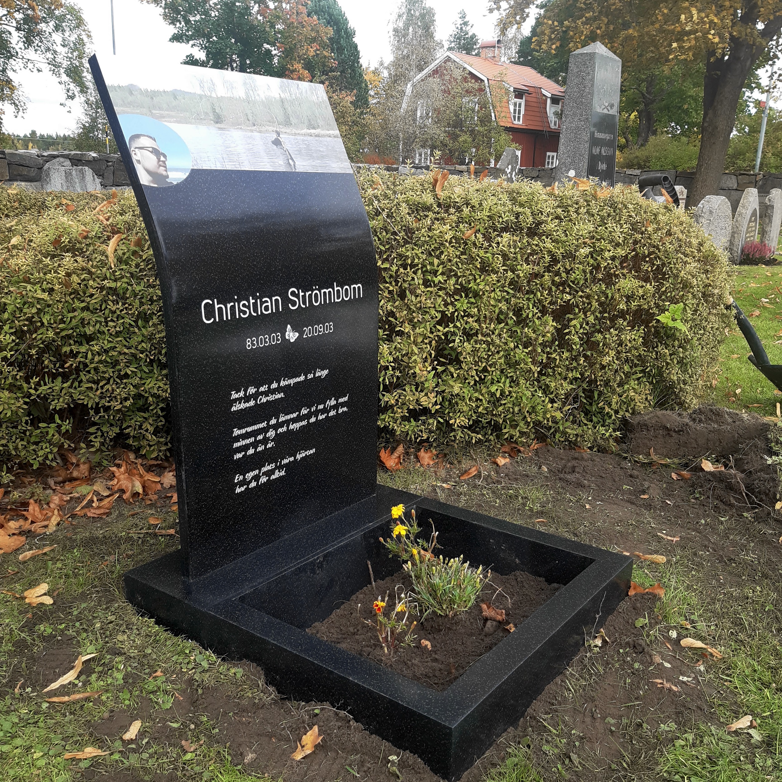 picture of installed peaceyard upright gravestone, Kitty in Night Sky material with customer graphics