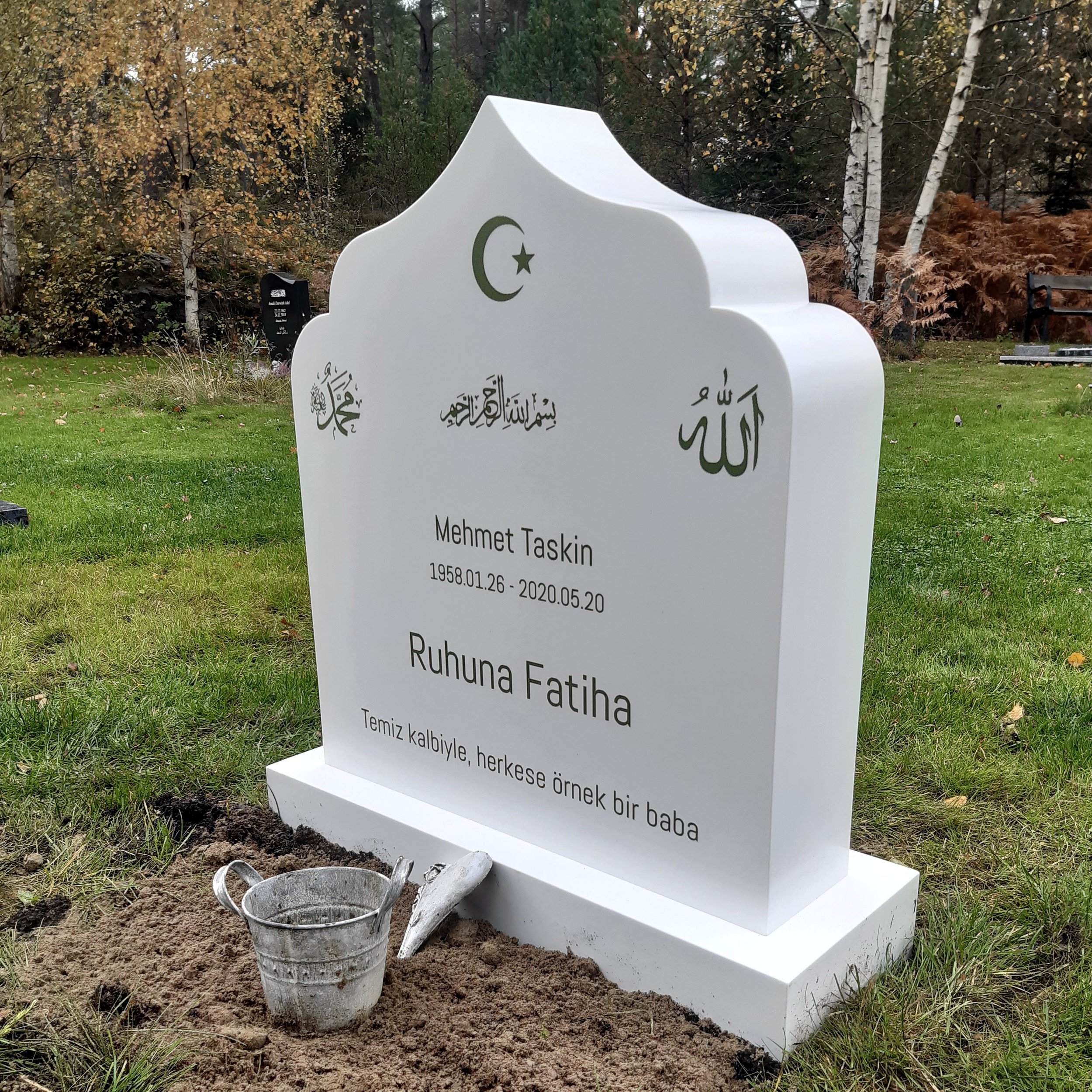 picture of installed peaceyard upright gravestone, Arwa in Glacier White material with customer graphics