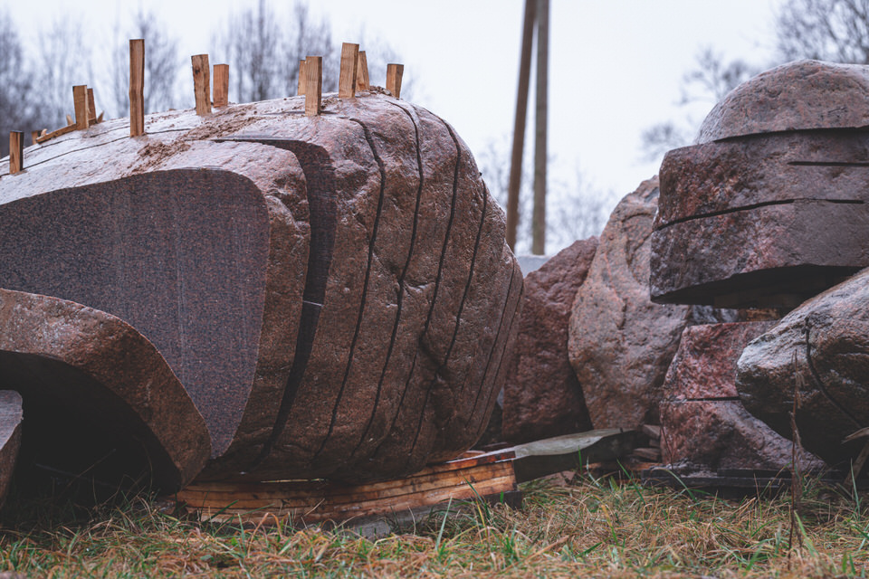 gravstensmaterial - natursten -stenblock i röd granit