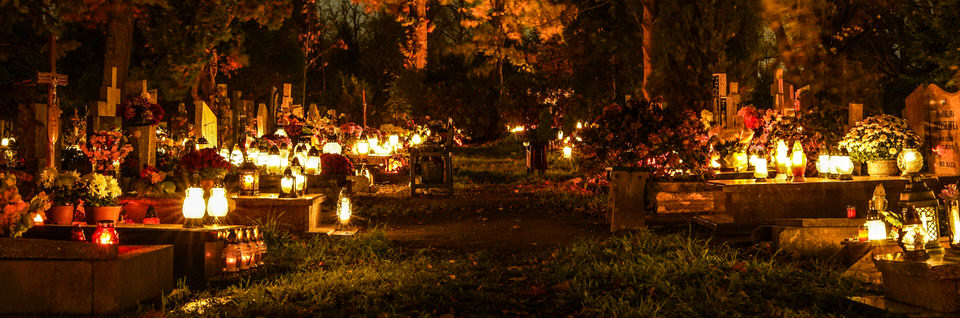många gravljus lyser upp kyrkogården