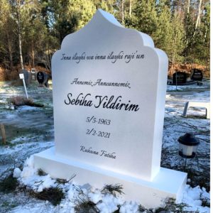 picture of installed peaceyard upright gravestone, Arwa in antarctica material with customer graphics and wide base