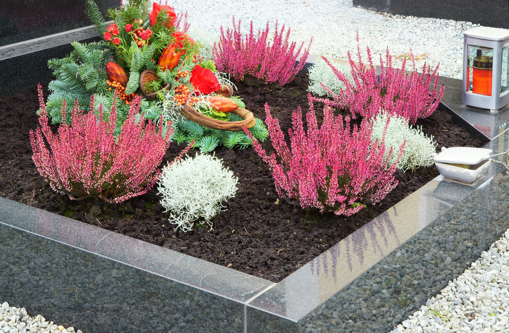 Blomlist vid gravsten vid grav