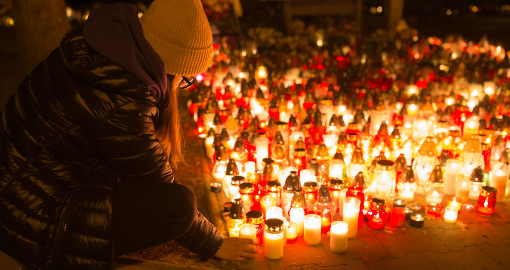 tända ljus på kyrkogården vid högtider